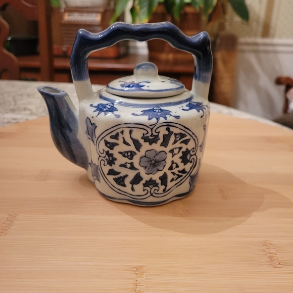 Vintage Japanese Ceramic teapot - Picture 1 of 2